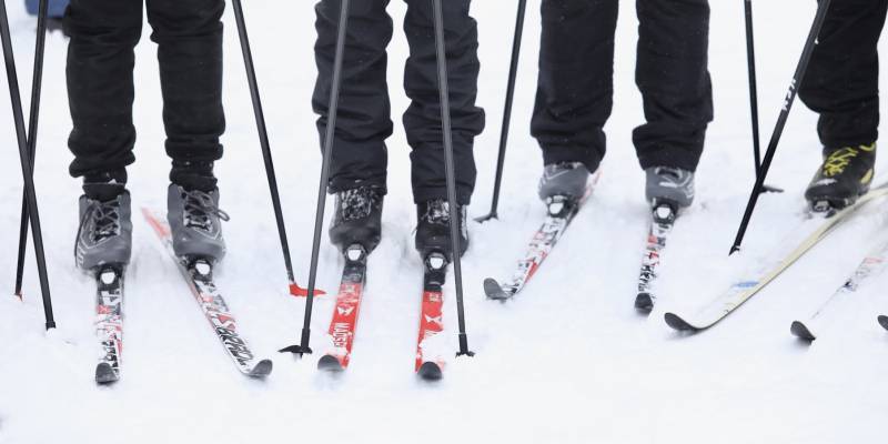 В школе ХМАО конфликт учеников из-за лыж закончился дракой и судом