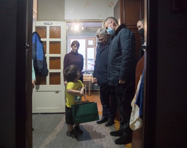 Глава Сургутского района вручил новогодний подарок школьнику из Высокого Мыса