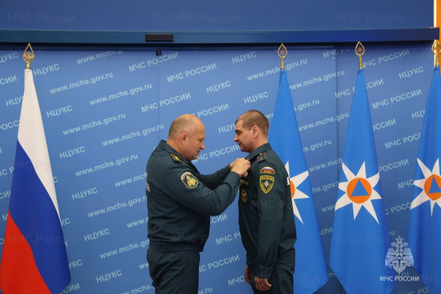 Глава МЧС Куренков наградил огнеборца из Сургута, который вынес из пожара почти 50 газовых баллонов