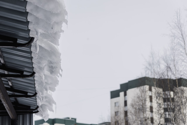 В Сургутском районе провели тотальную уборку снега на крышах для безопасности жителей
