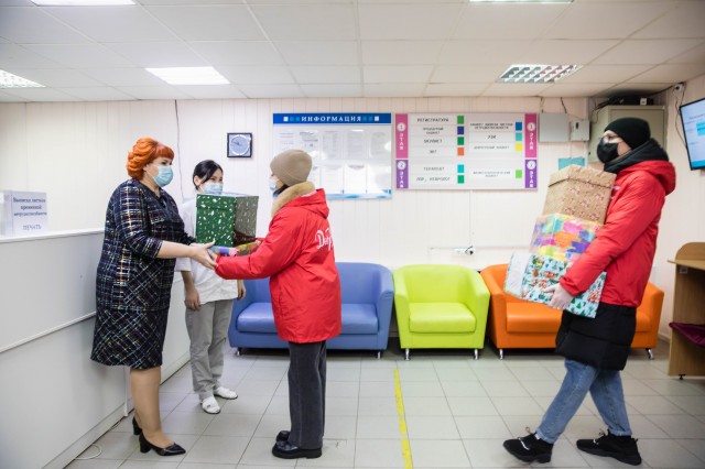 В Сургутском районе волонтёры передали медикам 130 кг сладких подарков