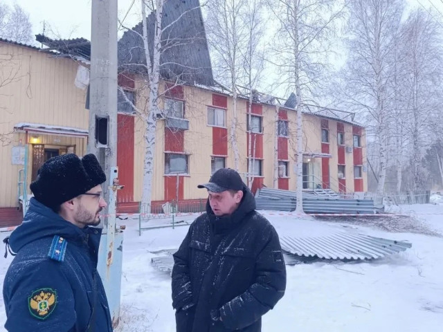 Сильный ветер сорвал крышу с жилого дома в Пыть-Яхе, власти ввели режим ЧС Сильный ветер сорвал крышу с жилого дома в Пыть-Яхе, власти ввели режим ЧС