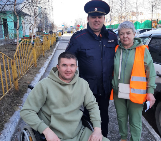 Полицейский из Сургутского района помог семье с инвалидом, попавшей в ДТП Полицейский из Сургутского района помог семье с инвалидом, попавшей в ДТП