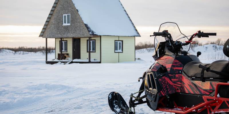 Водитель из ХМАО оказался в снежной ловушке из-за сломавшегося на трассе снегохода