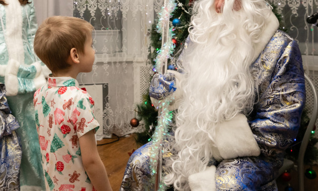 Позывной &laquo;Дед&raquo;: депутат из ХМАО раздал новогодние подарки детям в ДНР в костюме Деда Мороза. ВИДЕО