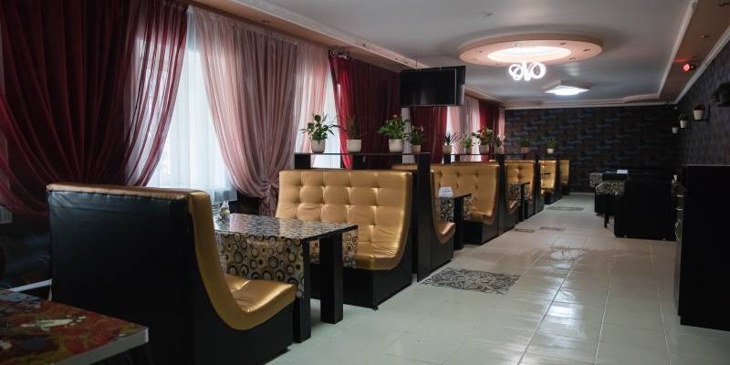 Приставы закрыли три кафе в Сургуте за работу иностранцев без разрешения