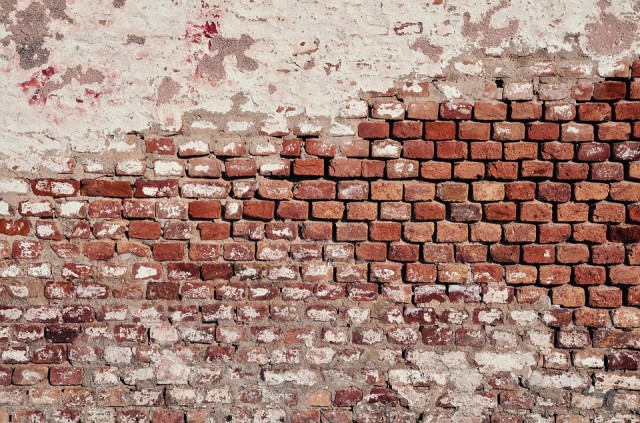 В Кургане снесли стену, которая простояла пять лет после демонтажа исторического объекта