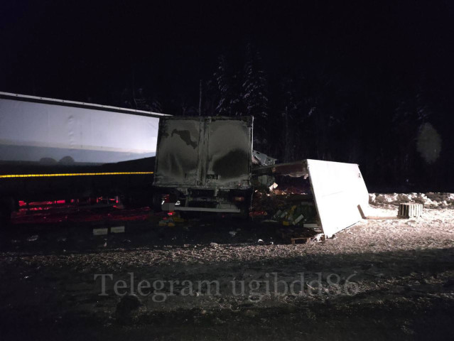 На трассе в ХМАО лоб в лоб столкнулись два грузовика, один водитель погиб