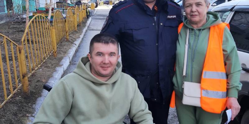 Полицейский из Сургутского района помог семье с инвалидом, попавшей в ДТП