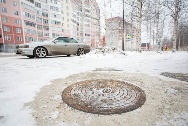 В Когалыме школьник провалился в люк, который не увидел из-за лужи В Когалыме школьник провалился в люк, который не увидел из-за лужи
