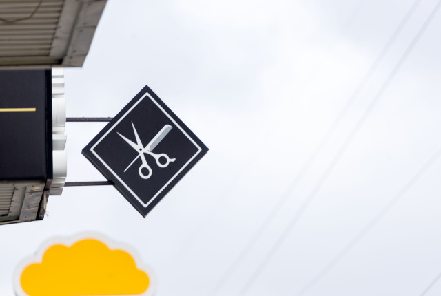 Приставы опечатали барбершоп в ХМАО из-за мигранта-нелегала