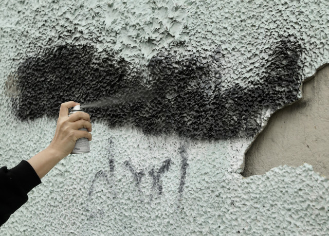 Россиянам дадут официальное право закрашивать рекламу наркотиков на домах