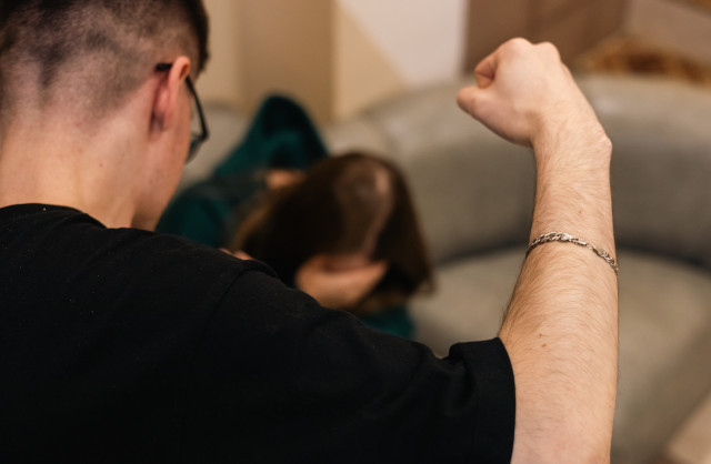 В плену абьюзера: мужчина из ХМАО всю ночь избивал бывшую, но остался без наказания