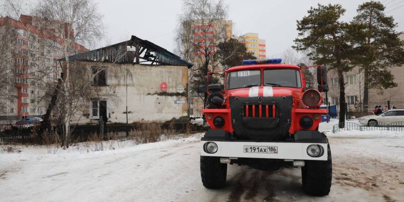 В Белом Яре при пожаре в аварийном доме пострадали двое взрослых и ребенок