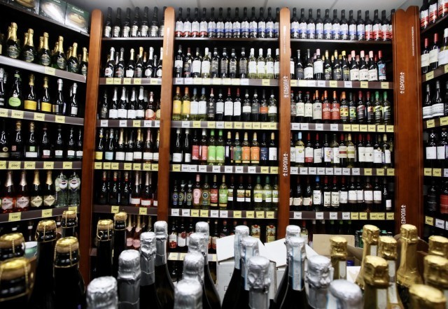 В Сургуте неизвестные попались на краже алкоголя и подрались с продавцами В Сургуте неизвестные попались на краже алкоголя и подрались с продавцами