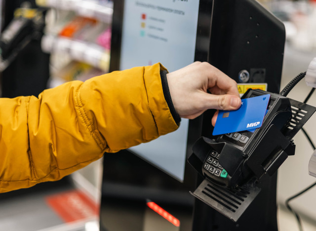 Несмотря на штрафы, пенсионерка из Лангепаса продолжала продавать подросткам алкоголь Несмотря на штрафы, пенсионерка из Лангепаса продолжала продавать подросткам алкоголь