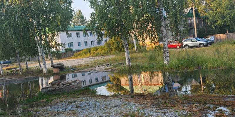 В Белом Яре коммунальщики борются с последствиями разлива канализации В Белом Яре коммунальщики борются с последствиями разлива канализации