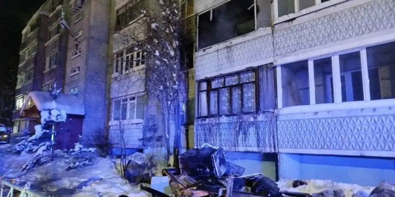 Густой дым и паника: в ХМАО пожарные вытащили из огня 25 человек, включая семь детей