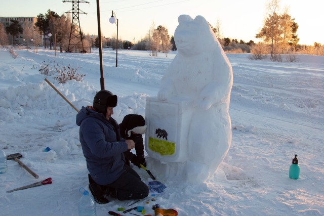 В Сургутском районе появились гигантские фигуры медведей. Фото