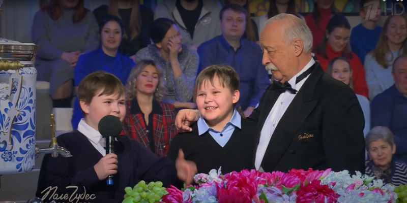 Ученики из Сургутского района привезли ведущему «Поле чудес» Якубовичу ценные подарки Ученики из Сургутского района привезли ведущему «Поле чудес» Якубовичу ценные подарки