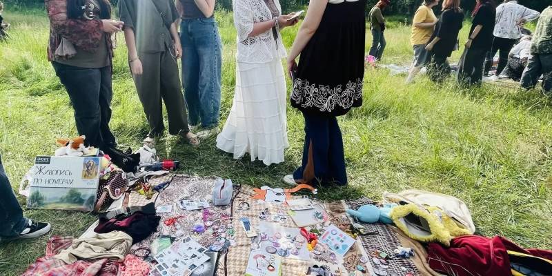 От значка до электрогитары: в Сургуте зумеры начали устраивать &laquo;меняльники&raquo;. ФОТО, ВИДЕО
