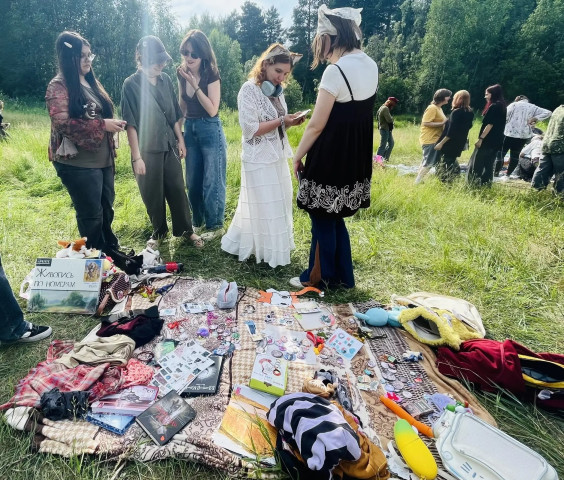От значка до электрогитары: в Сургуте зумеры начали устраивать &laquo;меняльники&raquo;. ФОТО, ВИДЕО