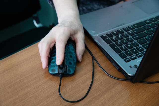 Систему тотальной слежки за опасным контентом в соцсетях школьников запустили в России