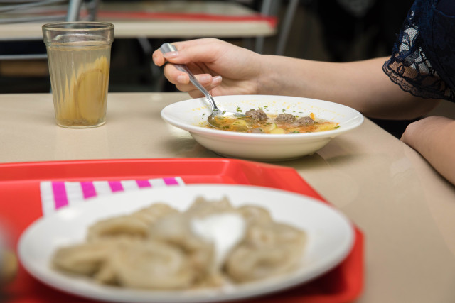 В кафе Нижневартовска мужчина избил женщин и получил обвинение по двум статьям