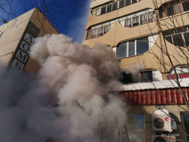 В Сургуте спасатели сняли мать и двух детей с балкона горящей квартиры. Видео В Сургуте спасатели сняли мать и двух детей с балкона горящей квартиры. Видео