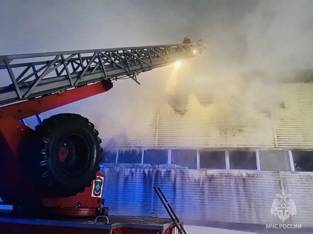 40-градусный мороз осложнил тушение мощного пожара на Центральном рынке в ХМАО 40-градусный мороз осложнил тушение мощного пожара на Центральном рынке в ХМАО