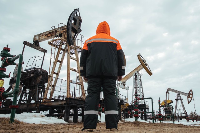 В ХМАО нефтяники в поиске высокой зарплаты уходят работать на танковые заводы
