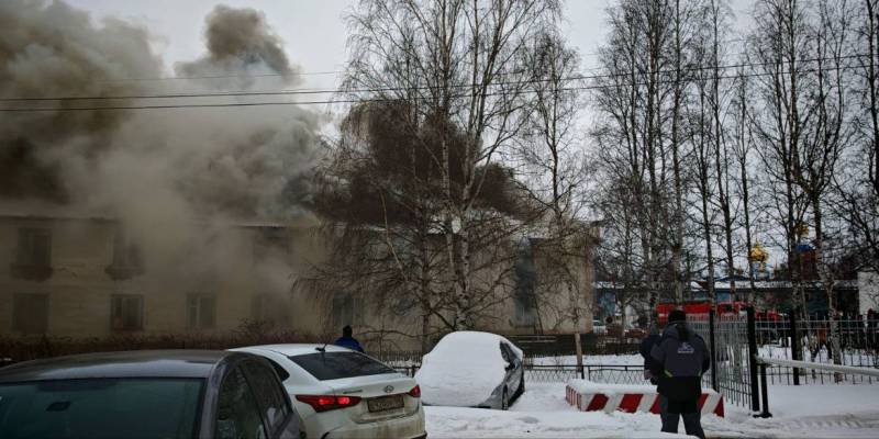 В Сургутском районе тушат крупный пожар в аварийном доме