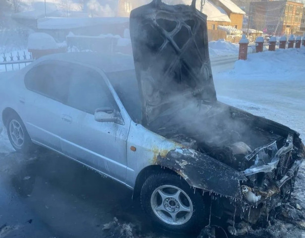 Мужчина получил сильный ожог в охваченной огнем машине в столице ХМАО