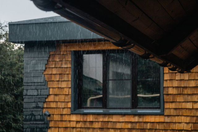 Жителям ХМАО рассказали, как не стать жертвой водной стихии и что взять с собой при наводнении