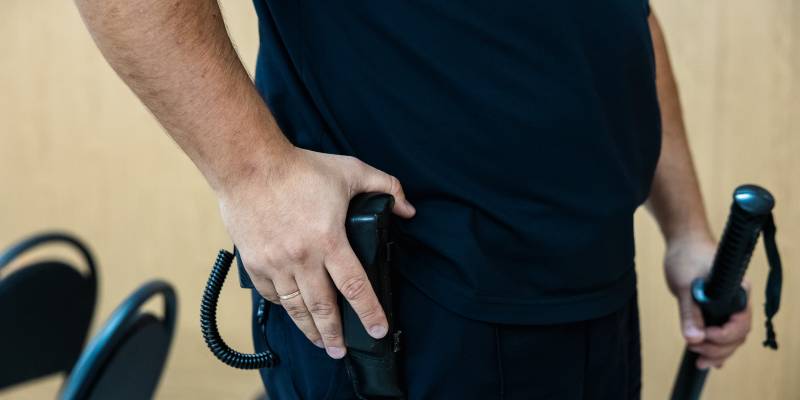 Буйный пьяный мужчина угрожал силовику в аэропорту ХМАО