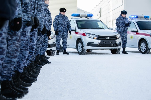 Росгвардия Сургута получила крупную партию автомобилей от властей ХМАО. Видео