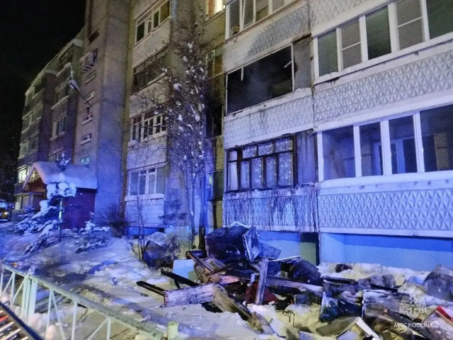 Густой дым и паника: в ХМАО пожарные вытащили из огня 25 человек, включая семь детей