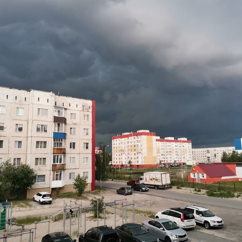 В Бийске сняли на видео вспышки необычной сухой грозы