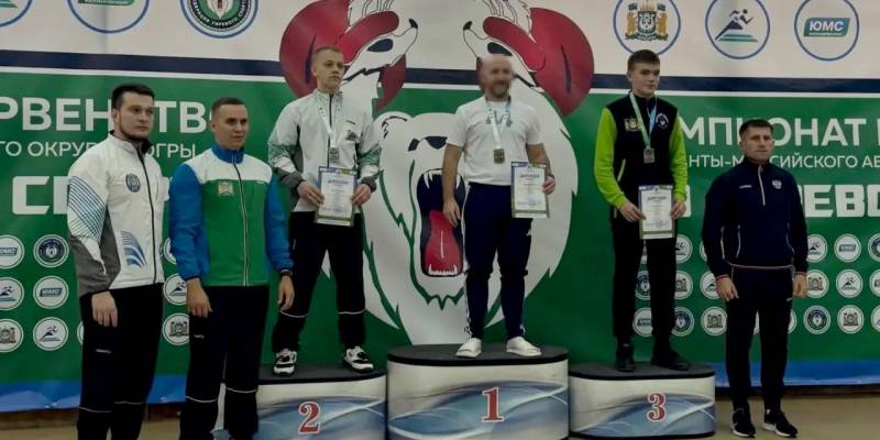 Силовик из элитного отряда забрал золото чемпионата по гиревому спорту в ХМАО
