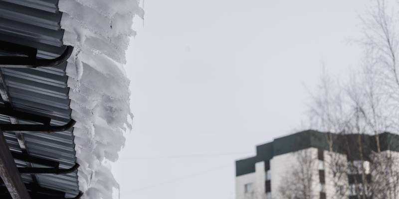 В Сургутском районе провели тотальную уборку снега на крышах для безопасности жителей