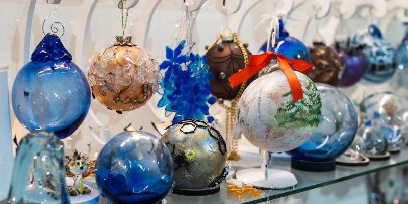 Мошенники развели на крупную сумму пенсионерку из ХМАО, которая продавала елочную игрушку