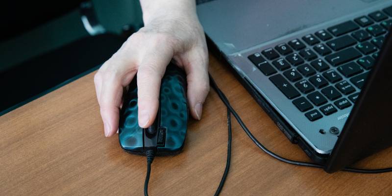 Систему тотальной слежки за опасным контентом в соцсетях школьников запустили в России