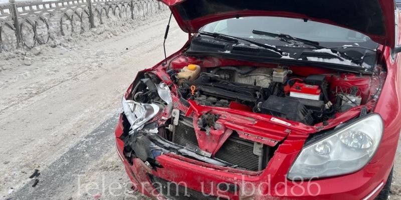 Водитель протаранил машину на светофоре в ХМАО, пострадали трое