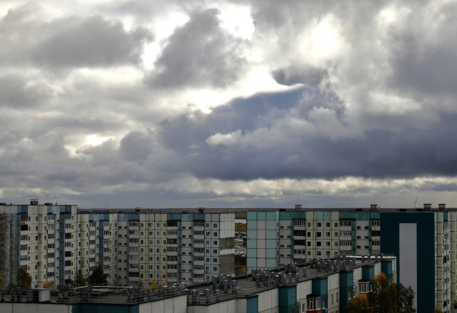 Человек выпал из окна высотки и разбился в Нижневартовске