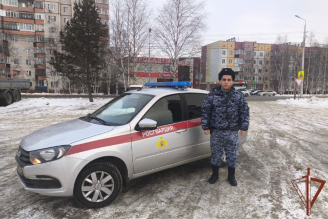 Ангел в погонах: в Сургуте росгвардеец спас выпавшую из окна девушку