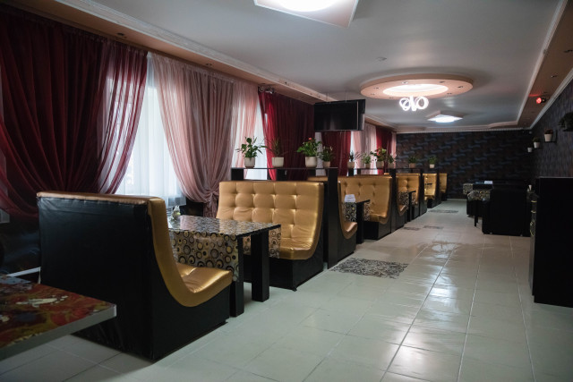 Приставы закрыли три кафе в Сургуте за работу иностранцев без разрешения Приставы закрыли три кафе в Сургуте за работу иностранцев без разрешения