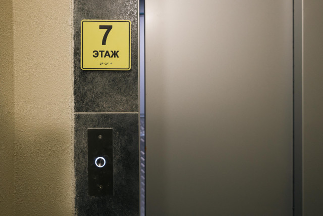 Маньяк надругался над 14-летней девочкой в лифте и ее пустой квартире в ХМАО