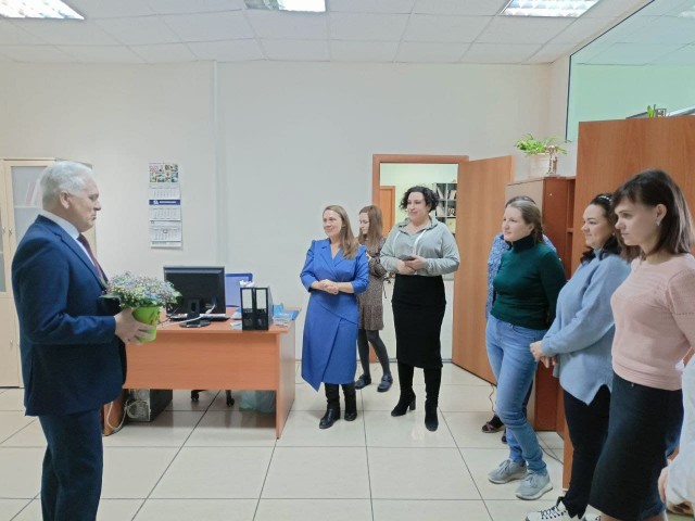Председатель Думы Сургутского района поздравил женский коллектив «Вестника» с 8 марта