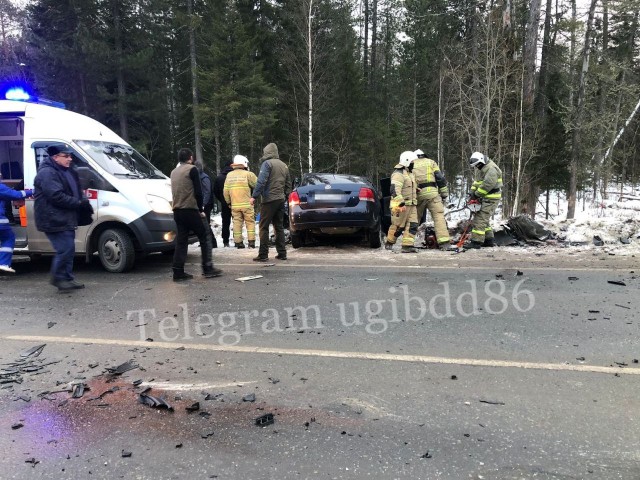 В ХМАО два человека погибли в столкновении легковушки и грузовика