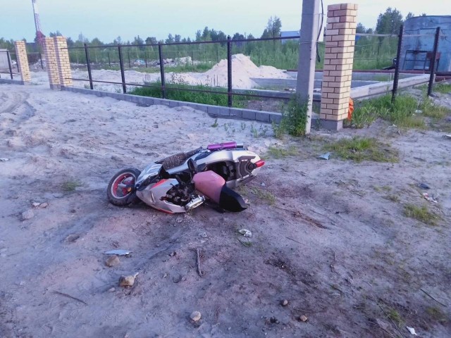 ​В Сургуте опрокинулся мотоцикл. Байкер был без шлема и защиты